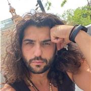 Laureato in percussioni e avuto esperienze in America e tante altre parti del mondo